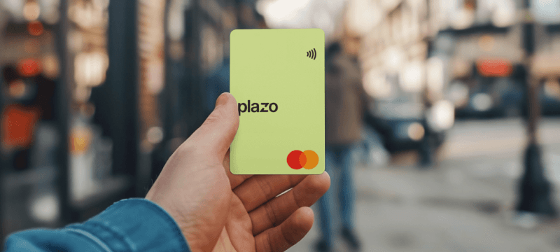 Mano sosteniendo tarjeta de crédito parte de los préstamos Moneyman